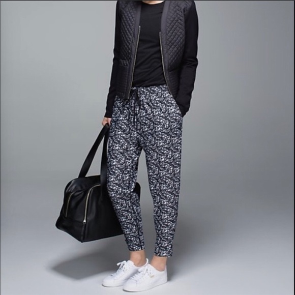 Limited Edition Lululemon Shimmer Jogger - Picture 4 of 15